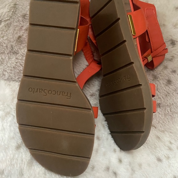 Franco Sarto Red Sandals with T-Strap Design - Picture 8 of 8